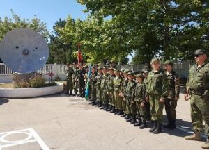 "Вкладывают скрепы": в ВСУ показали фото "военных" детей из Крыма