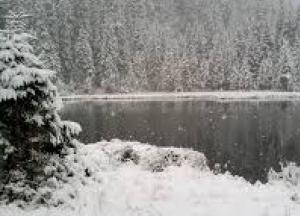 В Карпатах выпало до полуметра снега (фото)