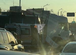 У Кривому Розі вантажівка не пропустила евакуаційну швидку з військовим (відео)