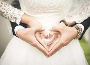 Ученые выяснили, как брак влияет на счастье людей