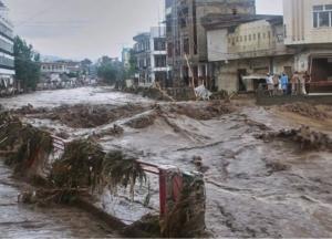 Кара з небес тим, хто воює: раптові повені в Пакистані та Індії вбили сотні людей (відео)