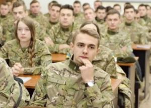 І чоловіки, і жінки: з вересня в українських вишах стартує базова загальновійськова підготовка