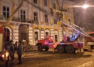 В Одессе во время ликвидации пожара обрушилась лестница: травмирован спасатель