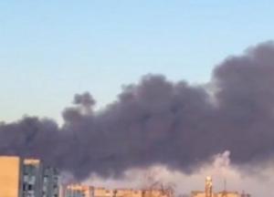 Небо затянул огромный черный столб дыма: в Киеве прогремел очень сильный взрыв, одновременно непрерывно бомбят Харьков (видео)