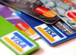 Зарплату госслужащим переводят в безналичную форму