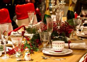 Меньше жиров и не смешивайте алкоголь: как не навредить здоровью во время праздиков