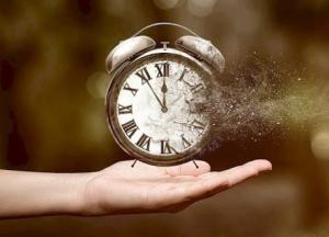 Ученые объяснили, почему с возрастом люди воспринимают течение времени иначе