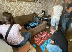 Поліція викрила ботоферму, яка допомагали ворогам зламувати телефони українських воїнів (фото)