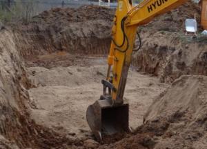 В Одессе мужчина упал в 3-метровый котлован