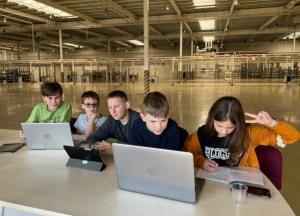 Все современное, дети спешат на уроки: на заводе Skoda в Закарпатье запустили школу для детей переселенцев (фото)