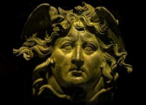 Обнаружен древний саркофаг с Медузой Горгоной