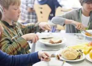 Украинских школьников запретят кормить газировками, колбасами и сосисками