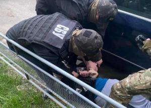 В Киеве задержали продававшего оружие охранника ТЦ (фото)
