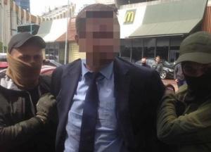 Гендиректор одного из директоратов Минобразования попался на крупной взятке (фото)