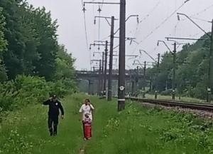 На Житомирщине женщина с 5-летним ребенком хотела покончить жизнь самоубийством, бросившись под поезд