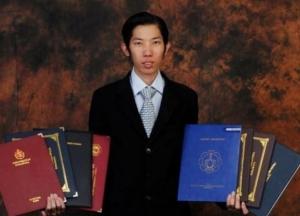 Индонезиец за 20 лет получил 32 диплома