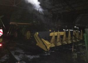 В Днепропетровской области горел ангар с техникой (фото)
