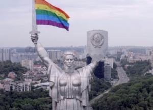 В киевском музее назвали монтажом флаг ЛГБТ над Родиной-матерью