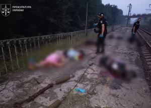 Поїзд затримався: Росія вбила 8 людей на залізничній станції під Броварами, з’явились фото
