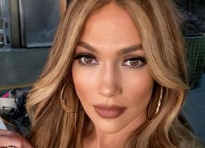 Дженнифер Лопес снялась в откровенном наряде (фото)