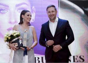 Самая красивая бизнес-леди Украины: Константин Стогний вручил награду известной модели и блогеру (фото)
