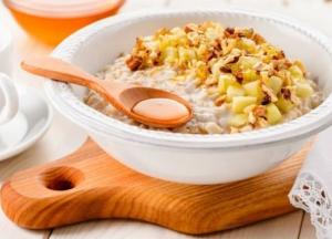 Диетологи рассказали, с чем полезнее всего есть овсянку