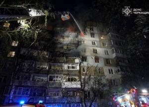 У Черкасах дрон влучив у багатоповерхівку, горіли квартири з 5 по 9 поверхи: фото, відео