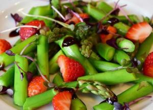 Медики назвали самые полезные продукты июня