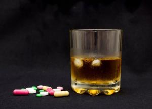 Врачи назвали самые опасные сочетания алкоголя и лекарств