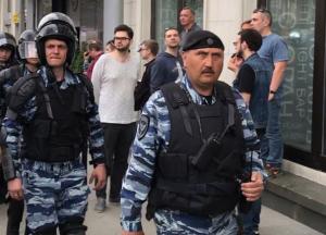 Разыскиваемый в Украине экс-полковник «Беркута» разгоняет протесты в Москве
