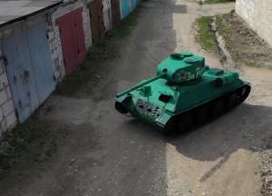 В России смастерили картонный танк для парада к 9 мая (видео)