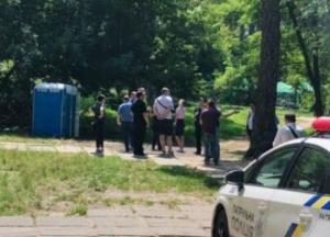 В общественном туалете Киева среди лужи крови обнаружили тело мужчины