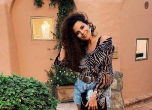 Настя Каменских в купальнике соблазнительно позировала у бассейна (фото)