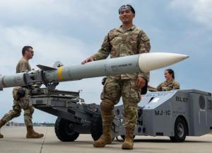 США замовили у Raytheon ракети AIM-120 AMRAAM до 2033 року на $20,7 млрд