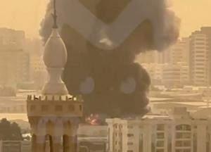 У Шарджі ОАЕ дрон влучив у торговий центр: будівлю охопив вогонь, під завалами люди (відео)