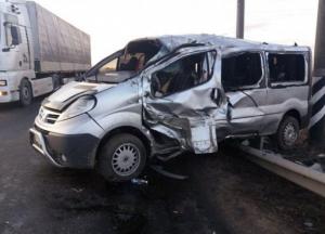 На Николаевщине микроавтобус перевернулся и влетел в отбойник: семеро пострадавших