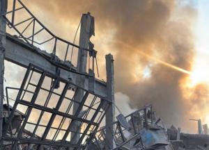 Суцільне згарище: після нічної атаки росіян​ повністю знищений ​завод біля Вінниці (фото, відео)