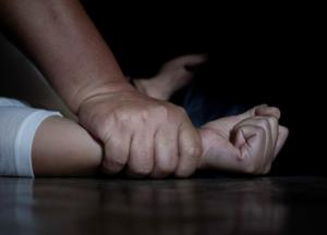 На Днепропетровщине мужчина изнасиловал 13-летнюю дочь своей знакомой