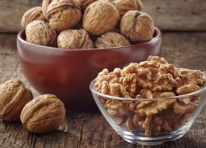 Диетологи рассказали, кому опасно есть орехи