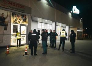 В Киеве мужчина устроил стрельбу возле супермаркета (фото)