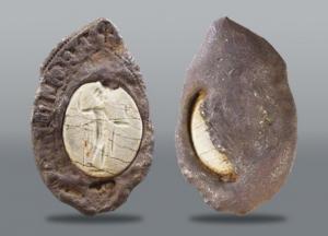В Великобритании нашли древнюю печать из серебра и драгоценного камня