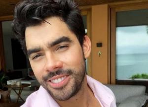 Известный певец погиб в авиакатастрофе по пути на день рождения своей девушки (фото)