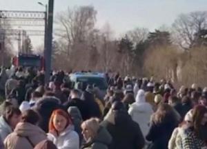 Українські потяги зупинили за кордоном через повідомлення про мінування, людей висадили (відео)