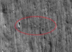 В NASA зробили кадри дивної "дошки для серфінгу" біля Місяця (відео)