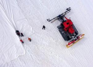 В горах Италии ледник накрывают брезентом, чтобы он не таял