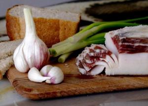 Защищает от вирусов и омолаживает организм: врач рассказала о полезных свойствах сала