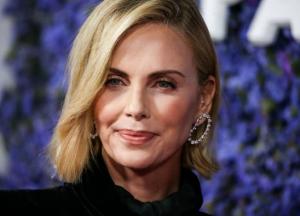 44-летняя Шарлиз Терон показала редкий снимок в купальнике (фото)