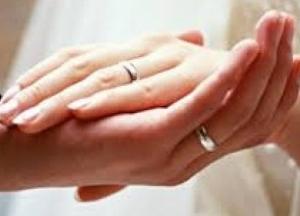 Мужчины и женщины ищут похожие лица: ученые рассказали, как создаются браки