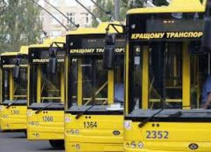 В Киеве водитель помочился на собственный троллейбус посреди дороги (видео)