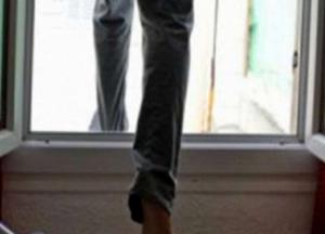 В Харькове парень перерезал себе горло и выпрыгнул из окна